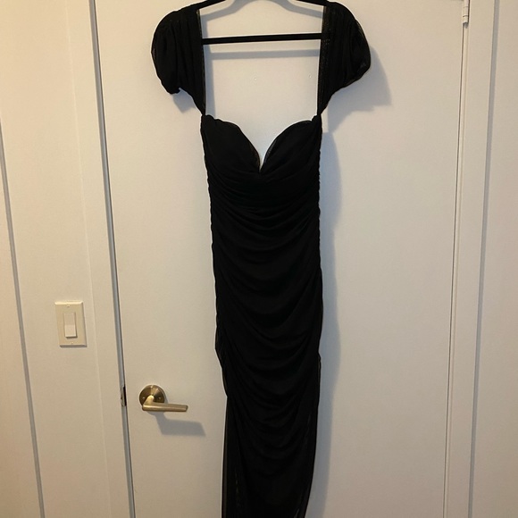 Sweetheart Neckline Off the shoulder, black dress, with mesh overlay - Picture 1 of 3